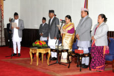 राष्ट्रपति विद्यादेवी भण्डारीले शीतलनिवासस्थित राष्ट्रपति कार्यालयमा सोमबार आयोजना गरिएको विशेष समारोहमा नवनियुक्त प्रधानन्यायाधीश गोपाल पराजुलीलाई पद तथा गोपनीयताको शपथ गराउनु हुँदै । तस्बिर, सौजन्यः राष्ट्रपति कार्यालय, रासस