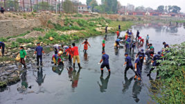 Volunteers participating in the Bagmati clean-up campaign, in Kathmandu, on Saturday, May 7, 2016. Photo: THT